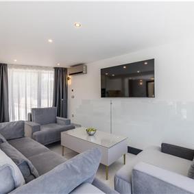 4 bedroom villa with heated pool and sea view in Vinišće, sleeps 8